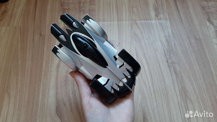 Машинка ездит по потолку