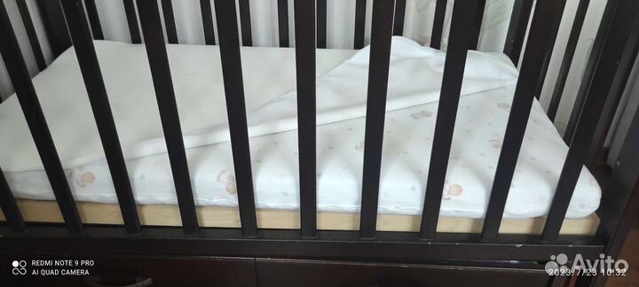 Детская кроватка с маятником и ящиком