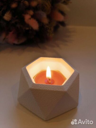 Подсвечники со свечами