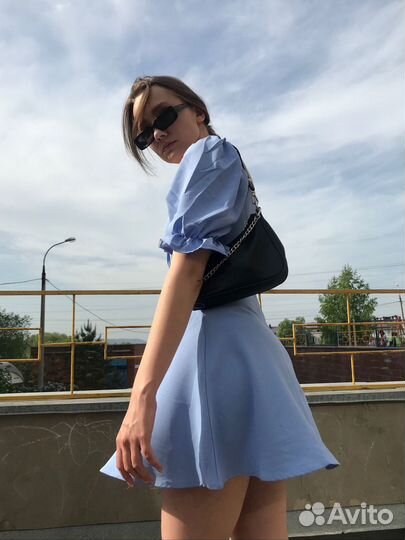 Голубое короткое летнее платье