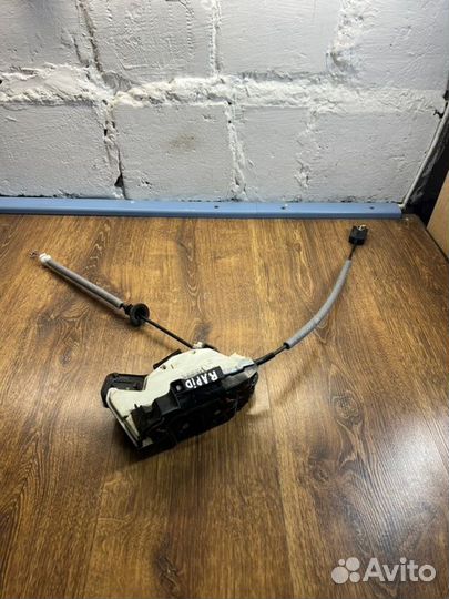 Замок боковой двери задний правый Skoda Rapid