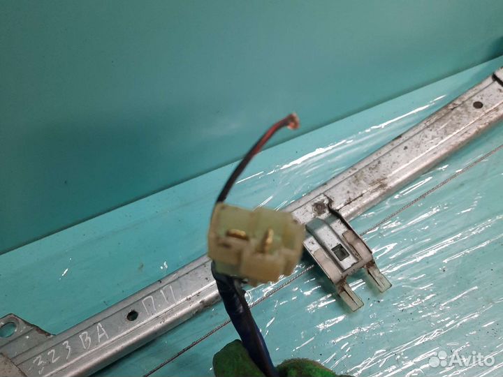 Передний правый стеклоподъёмник mazda 323 ba