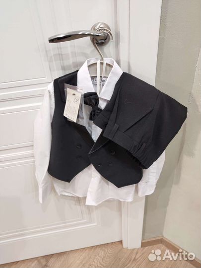 Костюм брючный тройка на мальчика 3-4 года