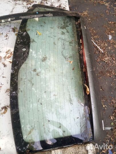 Стекло крышки багажника с петлями туарег 1