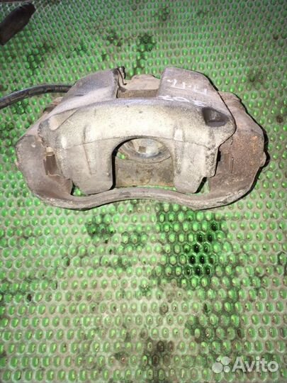 Суппорт передний правый Peugeot 307