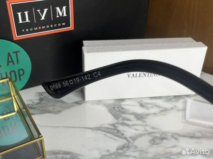 Солнечные очки Valentino с цепочкой женские