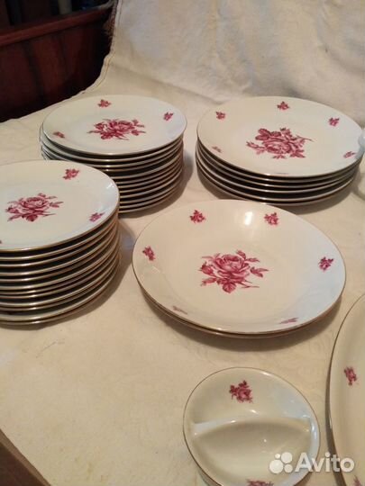 Сервиз столовый и чайный,фарфоровый, 