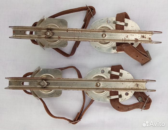 Винтажные детские коньки с кожаными ремешками