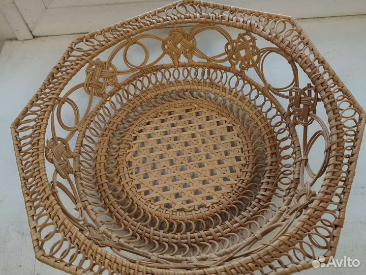 Большое плетеное из лыка блюдо