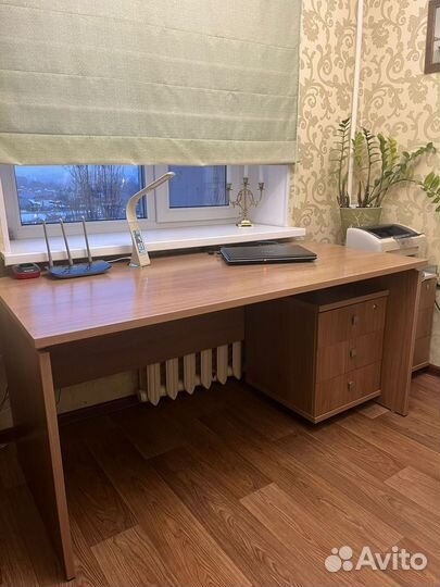 Письменный стол с шкафом и тумбочками