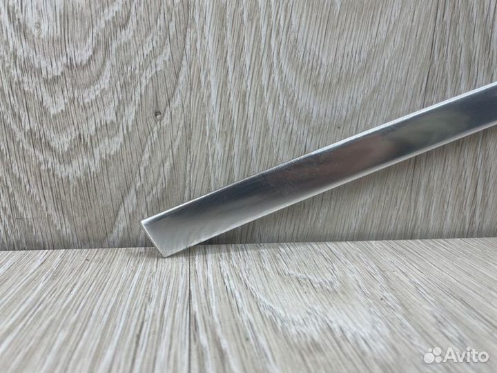 Молдинг стекла двери передний правый Mercedes-Benz