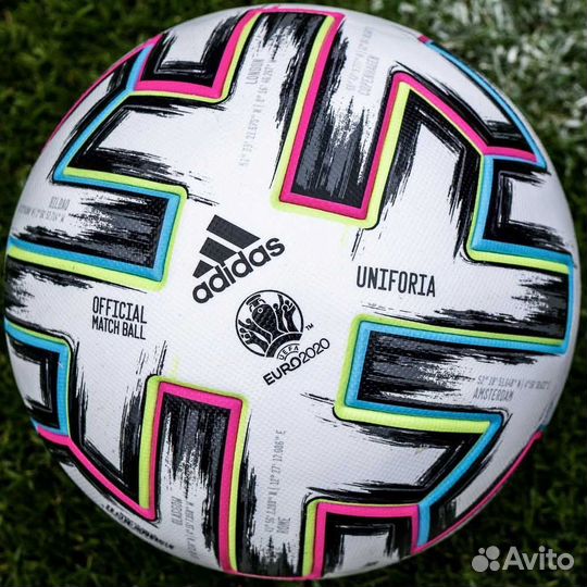 Футбольный мяч adidas uniforia