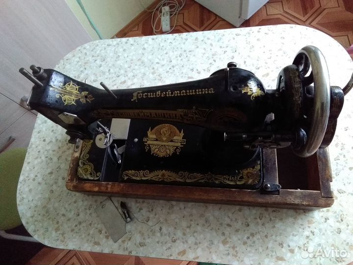 Старинная швейная машина