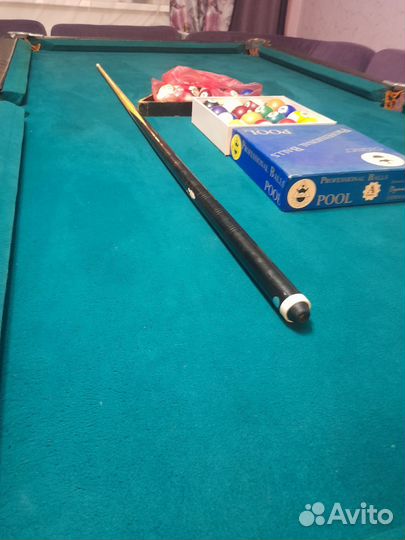 Бильярдный стол с шарами и кием