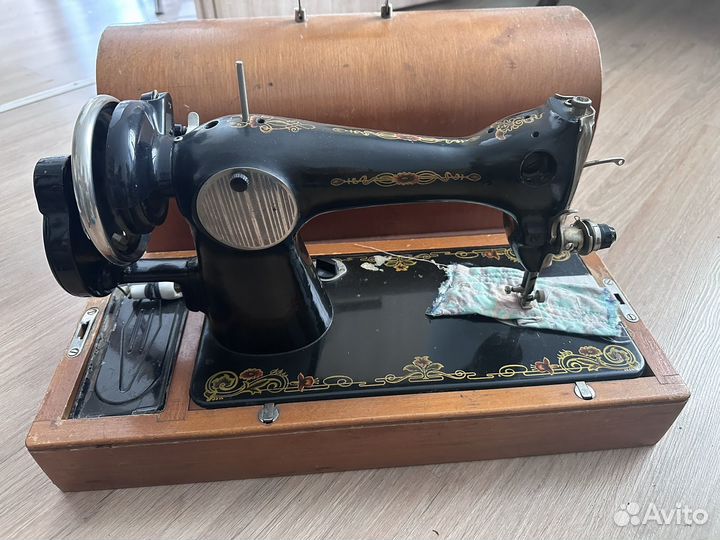 Антикварная швейная машинка в рабочем состоянии