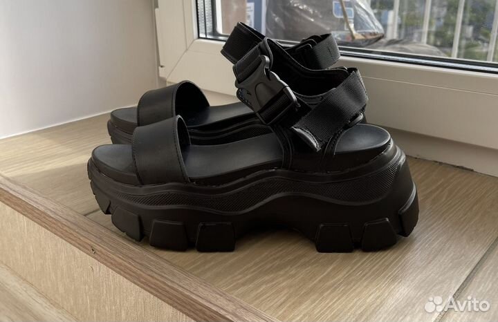 Сандалии на платформе