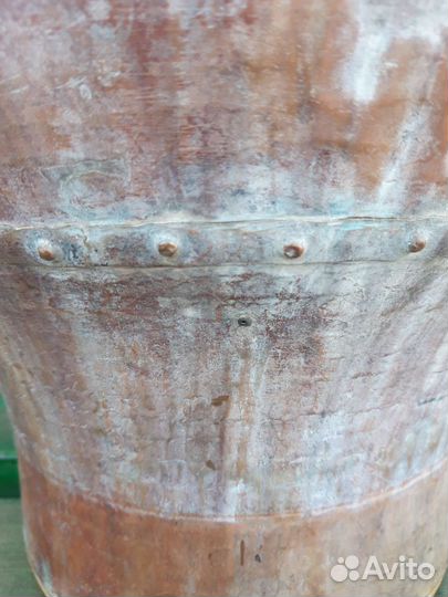 Большой старинный медный чан, котел, чугунок