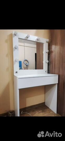 Столик с зеркалом для визажиста/бровиста