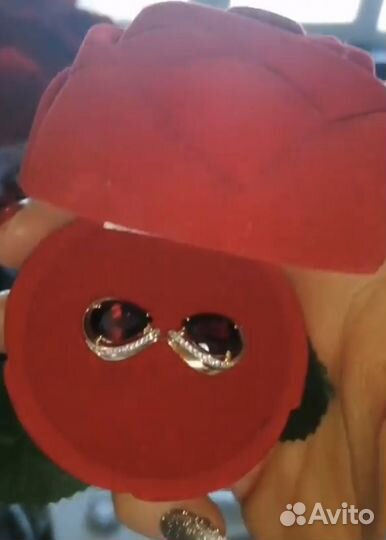 Роскошные золотые серьги с гранатом