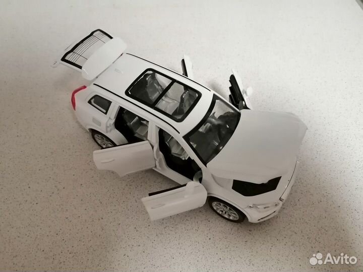 Металлическая машинка Volvo XC90