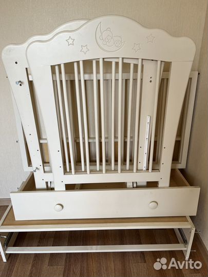 Детская кроватка с маятником
