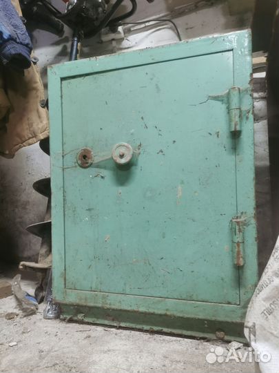 Сейф металлический большой