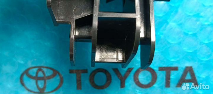 Кронштейн Тойота Хайлендер под фонарем левый 10-13