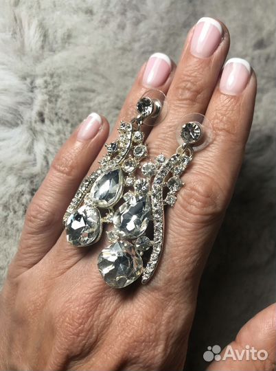 Вечерние длинные серьги крупные белые камни