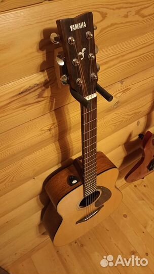 Струны, держатель, каподастр, медиаторы для гитар