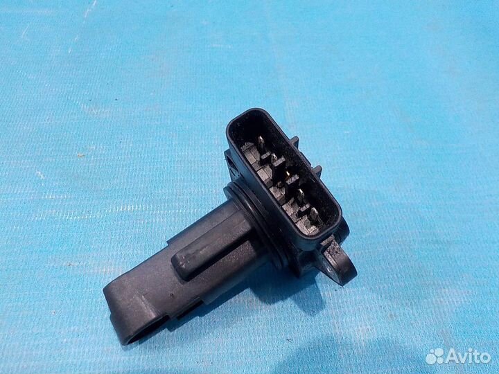 Датчик массового расхода воздуха toyota Avensis (T