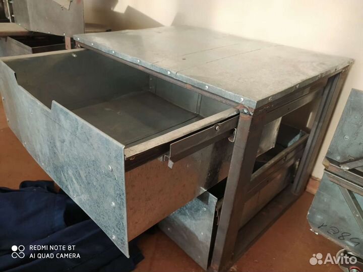 Стол с ящиками под инструмент