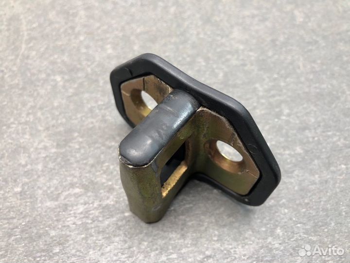 Петля замка двери задняя правая Mitsubishi Carisma