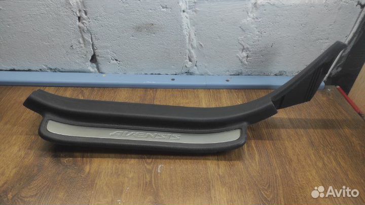 Накладка на порог салона задняя левая Toyota