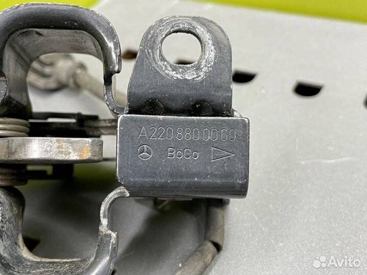 Замки капота Mercedes-Benz S-Class W220 M112.944