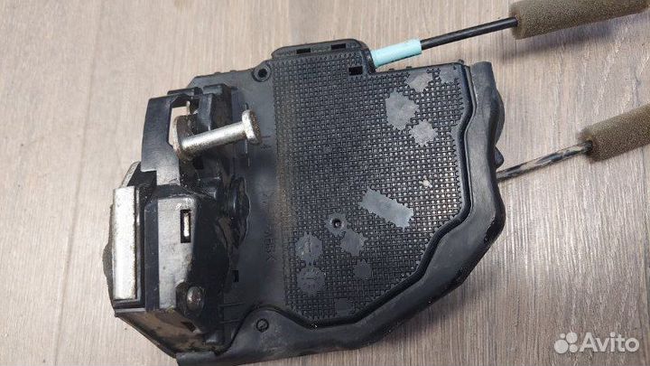 Замок двери задний левый Toyota Camry XV40