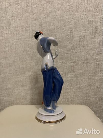 Фарфоровая статуэтка 
