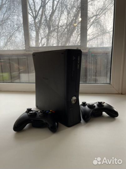 Xbox 360 slim 2 геймпада прошитая