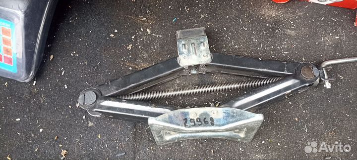 Домкрат для машины