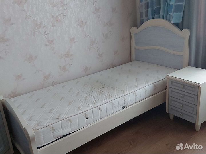 Детская кровать с тумбочкой