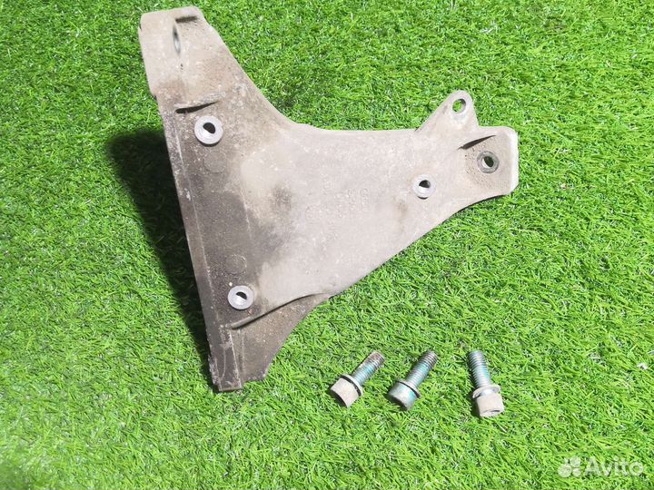 Кронштейн двигателя A4 b5 1,6