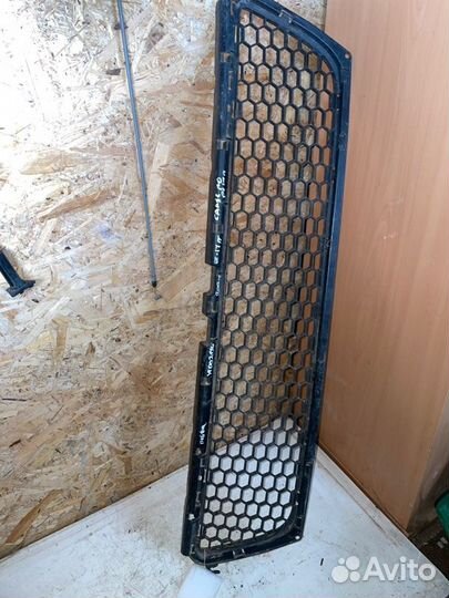 Решетка бампера передняя Renault Sandero