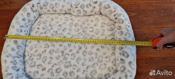 Лежанка и одежда для кошки