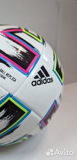 Футбольный мяч adidas