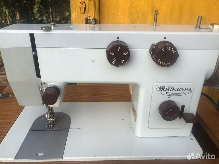 Электрическая швейная машинка
