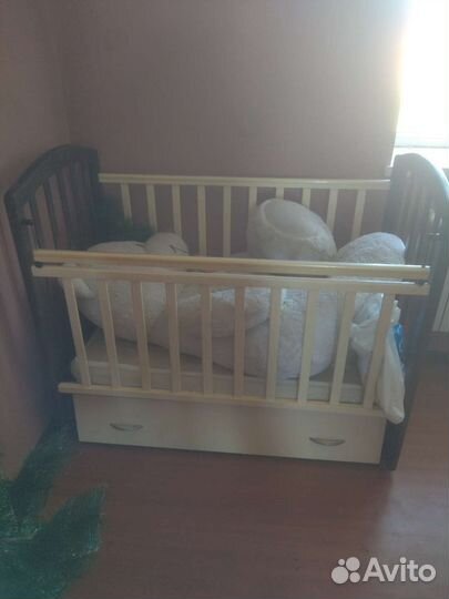 Детская кроватка с маятником