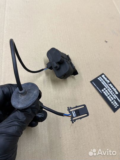 Замок лючка бензобака Фольцваген Тигуан 1