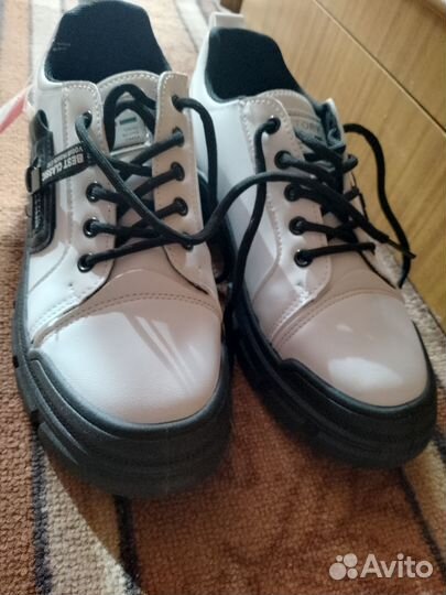 Кроссовки женские
