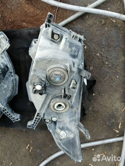 Фара правая на Toyota Prado 150 галоген