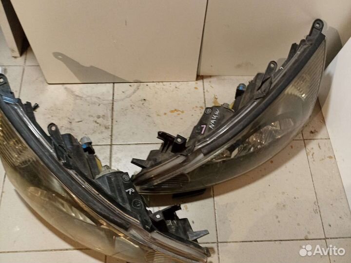 Фара ксенон Mitsubishi Grandis NA4W