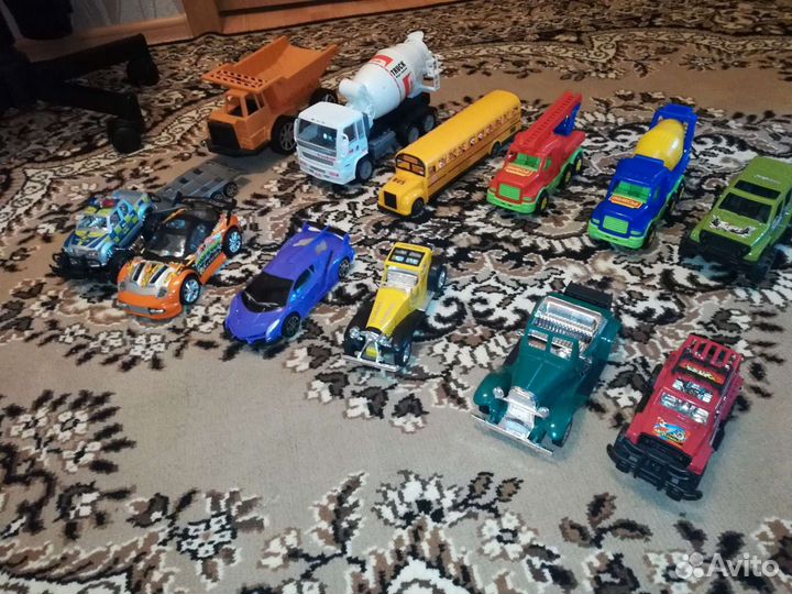 Автомобили игрушечные
